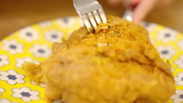 Tearing Apart Fried Chicken Experience Satisfies Senses Its Juicy Meat — Stock Video
