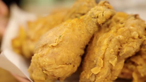 土豆片炸鸡是脆而多汁的鸡肉和嫩而金黄的土豆片的结合体 令人垂涎三尺 这顿丰盛的饭菜完全可以满足你的食欲 — 图库视频影像