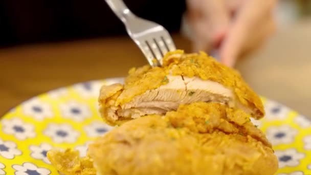 Κοπή Τηγανιτού Κοτόπουλου Είναι Μια Απολαυστικά Βρώμικη Εμπειρία Που Αποκαλύπτει — Αρχείο Βίντεο