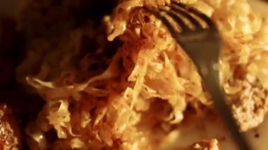 Kurutulmuş Tom Yum Eriştesi 'nin yakından çekilmiş bir fotoğrafı ağız sulandıran baharatlı ve ekşi aromalı karışımı ortaya çıkarıyor. Erişteler taze otlar ve baharatlarla süslenip Tayland baharatlarına aromatik bir dokunuş katıyor.