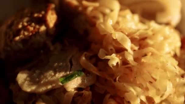 Een Close Shot Van Gedroogde Tom Yum Noodles Een Kruidig — Stockvideo