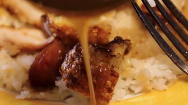 中国のシャキッとした豚肉と米の上に茶色のグレービーソースをかけ おいしくておいしい食事を作ります ボウルから蒸気が立ち上がり 食欲をそそるプレゼンテーションに追加します — ストック動画