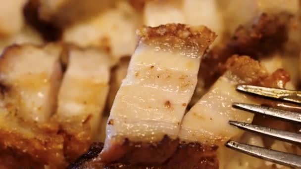 Una Forchetta Argento Mostrata Ficcare Piatto Maiale Croccante Cinese Salato — Video Stock