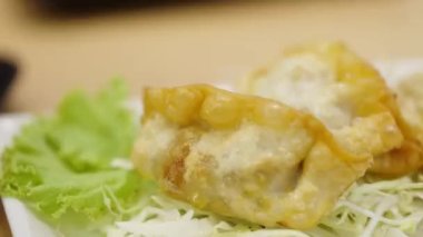 Gyoza, ince hamura sarılmış, tavada kızartılmış ya da buğulanmış et veya sebzelerle dolu bir Japon hamur köftesidir. Bu lezzetli ve lezzetli yemek genellikle meze ya da meze olarak servis edilir..