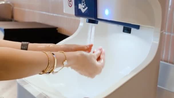 Seseorang Mencuci Tangan Mereka Menggunakan Mesin Tanpa Sentuhan Diaktifkan Oleh — Stok Video