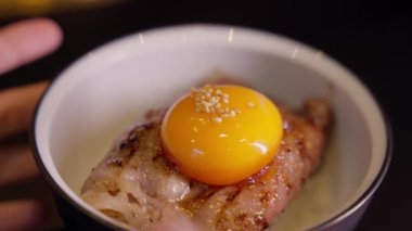 Çiğ yumurtalı biftekli pilav ile rahatlatıcı bir yemek hazzına var mısın? Yumuşak sığır eti dilimlerinin ve lezzetli çiğ yumurtanın mükemmel uyumunun tadını çıkar. Krema ve lezzet patlaması yaratmak için kaynaşın..