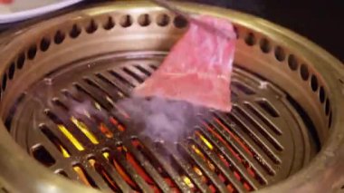 Yetenekli şefimiz A5 Wagyu 'yu ustalıkla eğitirken ızgaranın sanatını tecrübe edin. Hassasiyet ve ustalıkla, her hassas kesik dikkatlice açık alevlerin üzerinde pişirilir, bu da bir mutfak mucizesi yaratır..