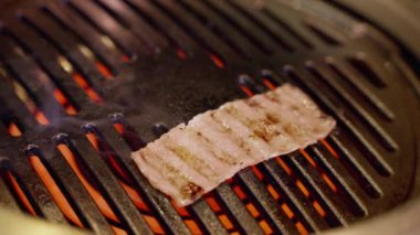 Izgarada A5 Wagyu dilimi, yanında da nefis bir sos. Alevler sulu etin etrafında dans ederken leziz sos fazladan bir çöküş katmanı ekler..