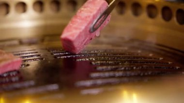 Yakından bakıldığında ızgarada kesilmiş sığır etinin cızırdayan güzelliğini yakalıyor. Büyüleyici alevler sulu etin etrafında dans eder, onu mükemmelliğe doğru yakar ve ağız sulandıran aromalar yayar.. 