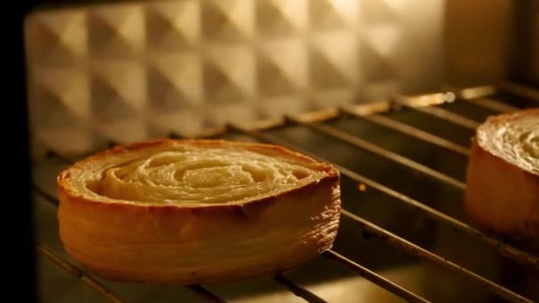 Egy Magával Ragadó Lövés Megragadja Croffle Sütésének Folyamatát Croissant Gofri — Stock videók