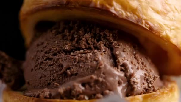 Close Tentador Sanduíche Sorvete Chocolate Aninhado Entre Dois Croffles Crocantes — Vídeo de Stock
