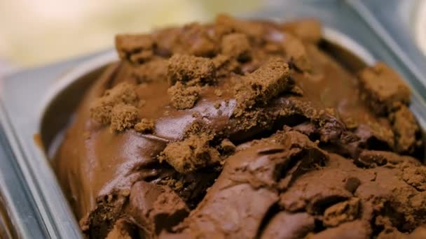 Tavă Delicioasă Înghețată Ciocolată Gelato Umplută Arome Cremoase Bogate Afișarea — Videoclip de stoc
