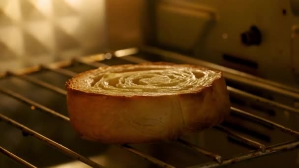 Egy Croffle Sütnek Sütőben Aranybarna Sütemény Felpuffad Ropogóssá Válik Ahogy — Stock videók