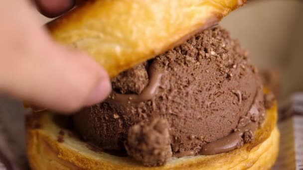 Lákavý Záběr Zblízka Ukazuje Čokoládový Zmrzlinový Sendvič Křupavým Crofflem Kombinaci — Stock video