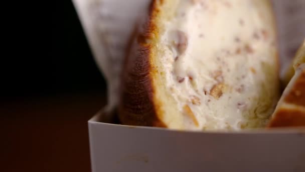 아이스크림 과구운 어우러져 맛있는 샌드위치를 만든다 과차가운 아이스크림 따뜻하고 바삭바삭 — 비디오