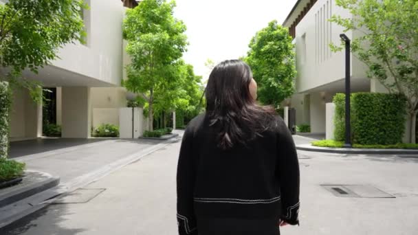 Eine Kultivierte Frau Schlendert Durch Ein Malerisches Luxusdorf Umgeben Von — Stockvideo
