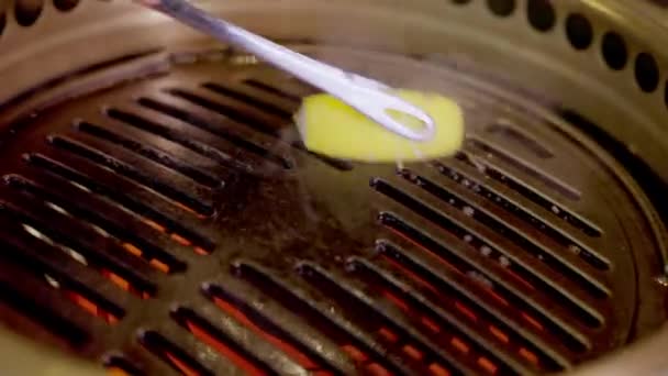 Металлическая Обойма Удерживает Половину Лимона Энергично Трёт Решетку Гриля Якинику — стоковое видео