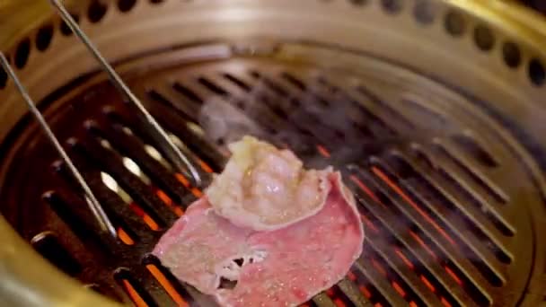 Bucătar Calificat Pliază Expert Carnea Suculentă Vită Grătar Fierbinte Asigurând — Videoclip de stoc