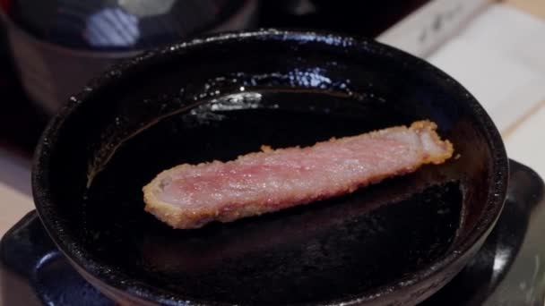 Uma Grelha Quente Escaldante Perfura Carne Vaca Kyukatsu Criando Aromas — Vídeo de Stock