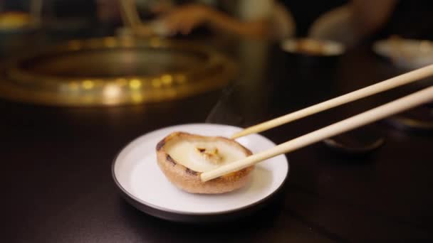 Chopsticks Delicadamente Segurar Cogumelo Grelhado Testemunhe Vapor Subindo Bondade Terrena — Vídeo de Stock