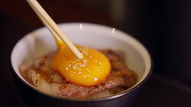 Chopsticks Διαπερνούν Απαλά Την Επιφάνεια Του Ακατέργαστου Ρυζιού Βοδινό Αυγό — Αρχείο Βίντεο