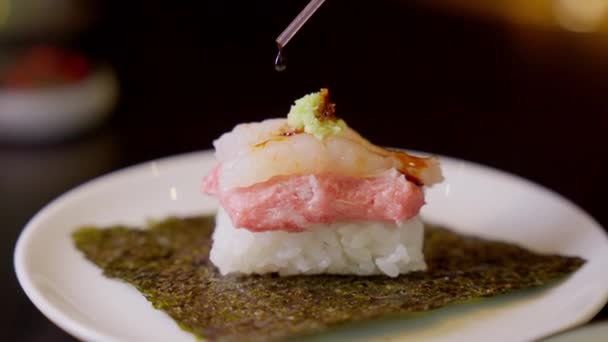 Zvyšte Svůj Sushi Zážitek Nádechem Dokonalosti Jako Náš Zkušený Kuchař — Stock video