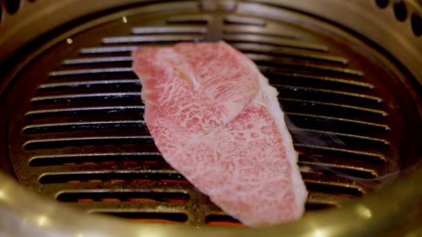ホットグリルでプレミアムA5の牛肉をふるい 食欲をそそる香りを送信します 肉が完璧に調理するように炎のダンスは マウスピース体験を作成します 霜降りの食感と豊かな牛肉 — ストック動画
