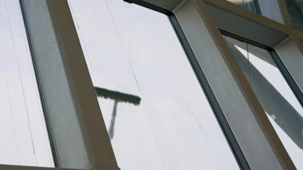 Легко Вирішити Завдання Очищення Великого Вікна Довгою Мітлою Руці Кожна — стокове відео