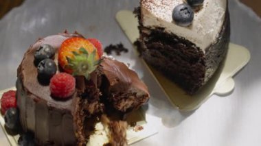 Kara Orman pastasının kadife tabakalarından süzülen bir bıçak gibi saf tatlı mutluluğunu hisset. Her bir dilimde çikolata, kiraz ve krema karışımı var. .