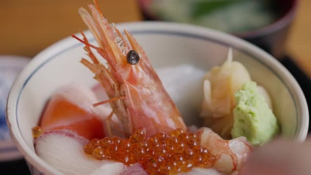 日本のエビ丼の味の楽しさの調和を発見 ふかふかのご飯の上にふかふかのエビの残りの部分 鮮やかな野菜やソースが添えられています 高品質4K映像 — ストック動画