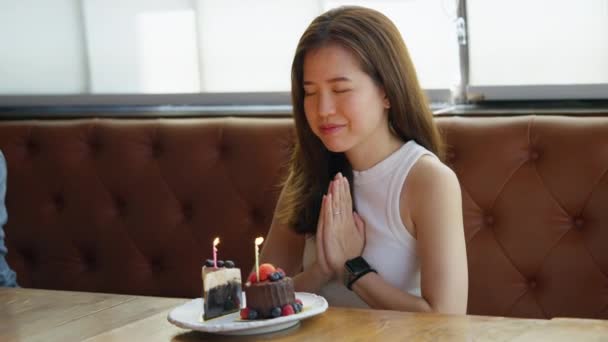 Feiern Sie Den Zauber Eines Besonderen Augenblicks Wenn Eine Asiatin — Stockvideo