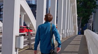 Turist olarak yapılan keşifler, elimizde kamerayla beyaz bir köprü üzerinde geziniyor. Her adım yeni perspektifler ortaya çıkarıyor. Çevredeki güzellikleri yakalamak ve sonsuza dek korumak. Yüksek kalite 4k görüntü