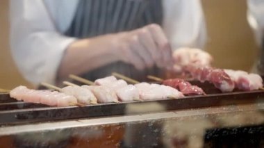 Aşçılık sanatını tecrübe edin. Kabiliyetli şefimiz zahmetsizce ızgaraya yemek koyuyor. Alevler etrafta dans ederken, yemek pişirmeyi bile garantileyen hassas hareketlere tanık olun. .