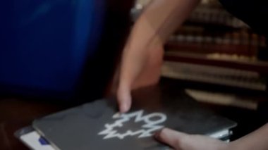 Birisi taşınırken kitapları düşünceli bir şekilde mavi bir kutuya koymuş. Her edebi hazine bir sonraki macerada onlara eşlik etmeye hazır anılar taşır. Yüksek kalite 4k görüntü