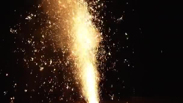 Strzał Bliska Rejestruje Blask Fajerwerków Każdy Wybuch Maluje Nocne Niebo — Wideo stockowe