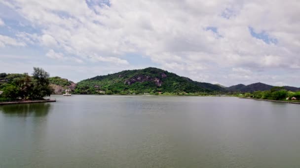 Drone Gracefully Approaches Waters Edge Breathtaking Sight Unfolds Verdant Mountain — Stock videók