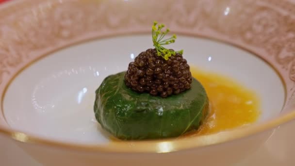 Eleva Experiencia Gastronómica Con Tentador Primer Plano Caviar Descansando Con — Vídeo de stock