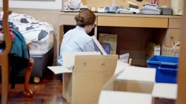 Genç bir Asyalı bireyin özenle bir çekmece düzenlemesine tanık olun. Titiz bir özenle, maddeleri belirlenmiş alanlara ayırırlar, kaostan düzen yaratırlar..