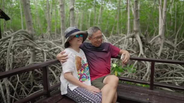 Vieux Couple Asiatique Trouve Répit Asseyant Côte Côte Prélassant Dans — Video