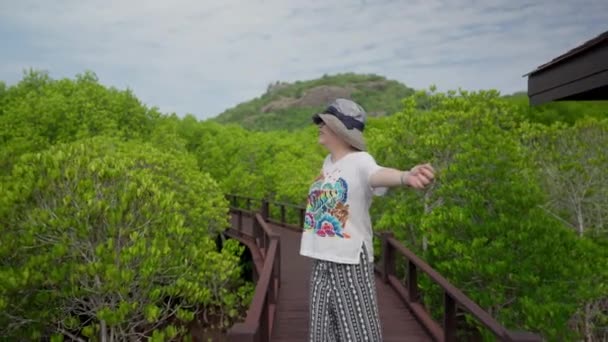 Una Anciana Asiática Irradia Alegría Mientras Baila Con Gracia Adornada — Vídeos de Stock