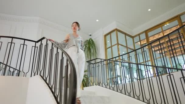 Elegancka Personifikacja Kobieta Wdziękiem Schodzi Luksusowych Schodach Każdy Jej Krok — Wideo stockowe