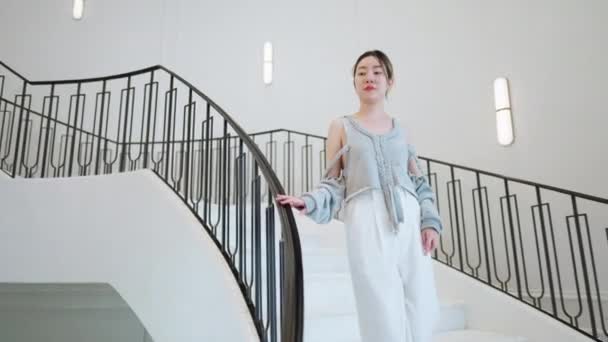 Kobieta Emanuje Wdziękiem Schodząc Luksusowymi Schodami Mijając Kamerę Ufnością Jej — Wideo stockowe