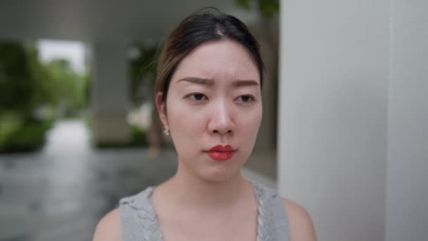 Primer Plano Una Joven Mujer Asiática Enfrenta Revela Peso Del — Vídeos de Stock