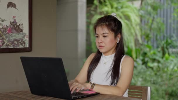 Молода Азіатка Одягнена Білий Одяг Працює Чорному Ноутбуці Гармонійне Злиття — стокове відео