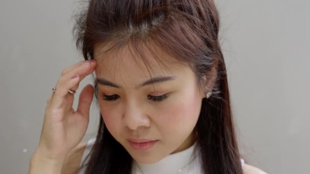 Крупном Плане Лицо Молодой Азиатской Женщины Отражает Разочарование Глаза Хмурый — стоковое видео