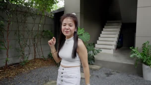 Encantador Jardim Uma Jovem Asiática Veste Uma Roupa Branca Dançando — Vídeo de Stock