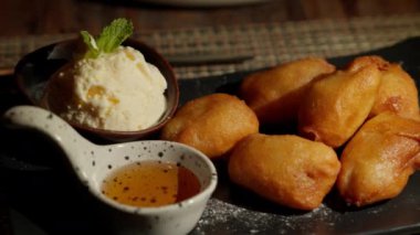 Kızarmış muz ve kadife vanilyalı dondurma. Sıcak ve çıtır çıtır muz çiftleri serin, kremalı dondurmayla uyumlu bir şekilde tatmin edici bir tatlı sunuyor. Yüksek kalite 4k görüntü