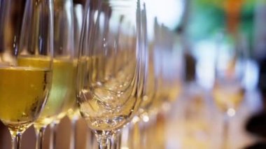 Zarif bir jest olarak, şampanya kadehi hassas, girdap şeklinde yerleştirilir. Camdaki inceliği yansıtan incelik, rafine lüksün ve zamansız kutlamanın görsel bir birleşimini yaratıyor.