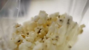 Patlamış mısır şeffaf bir torbaya konur. Görsel ve işitsel gösteri, zevk ve eğlencenin cazibesinin birleştirildiği keyifli bir film gecesinin beklentisini iletir. Yüksek kalite 4k görüntü