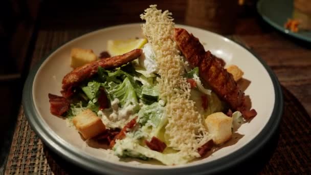 Salad Caesar Menghiasi Meja Makan Hijau Bersemangat Garing Renyah Dan — Stok Video